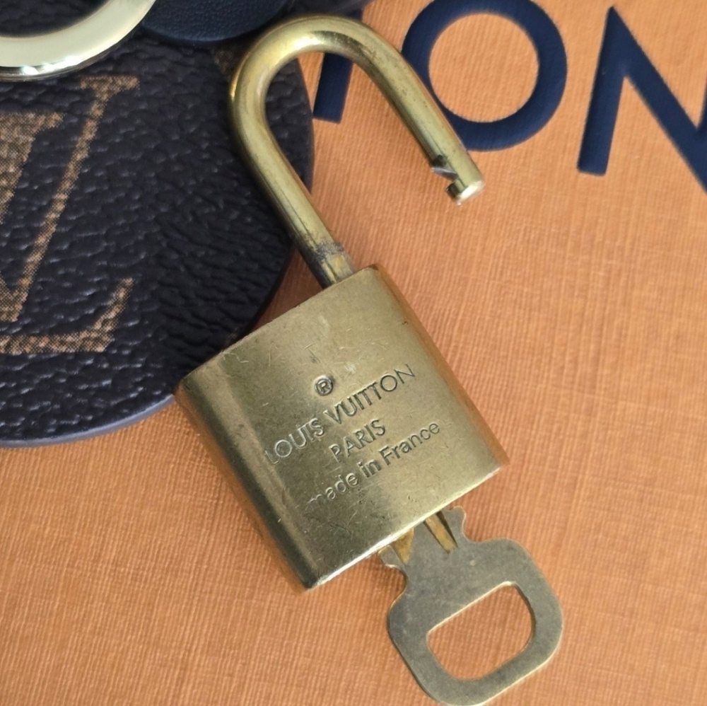 💛Louis Vuitton Gold Lock & Key Set💛 - Picture 4 of 12